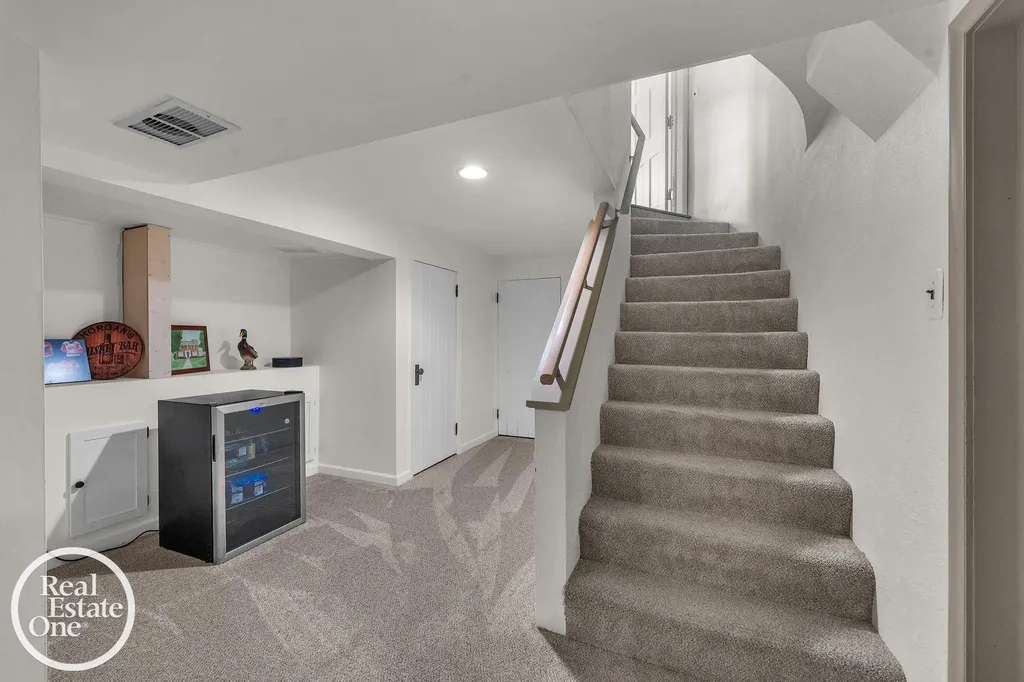 90 Colonial Road Village Of Grosse Pointe Shores City MI 48236