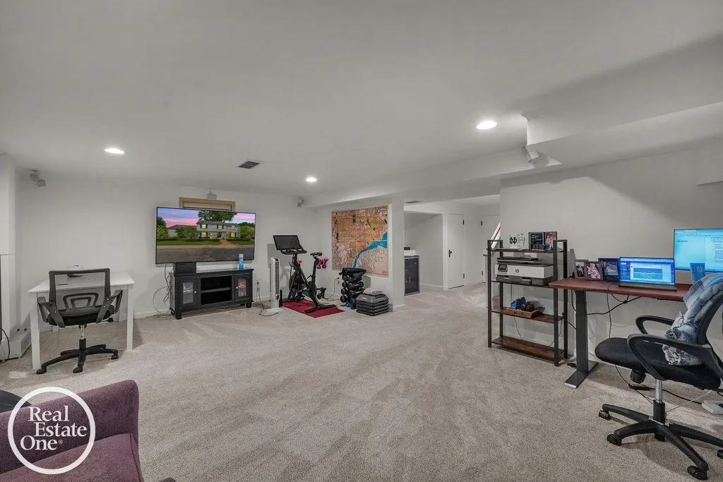 90 Colonial Road Village Of Grosse Pointe Shores City MI 48236