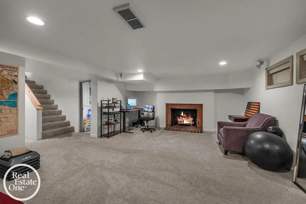 90 Colonial Road Village Of Grosse Pointe Shores City MI 48236