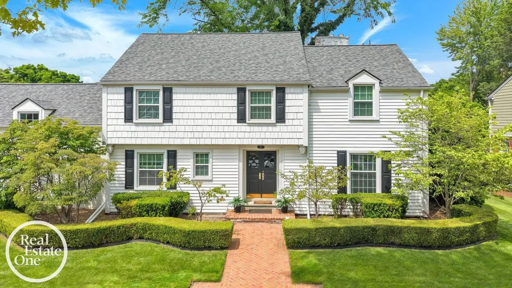 90 Colonial Road Village Of Grosse Pointe Shores City MI 48236