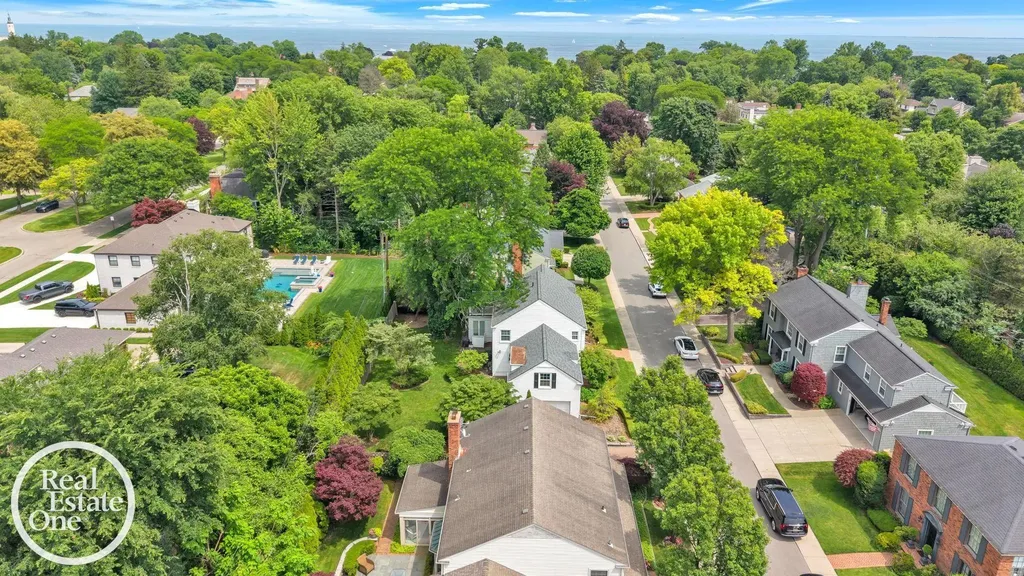 90 Colonial Road Village Of Grosse Pointe Shores City MI 48236