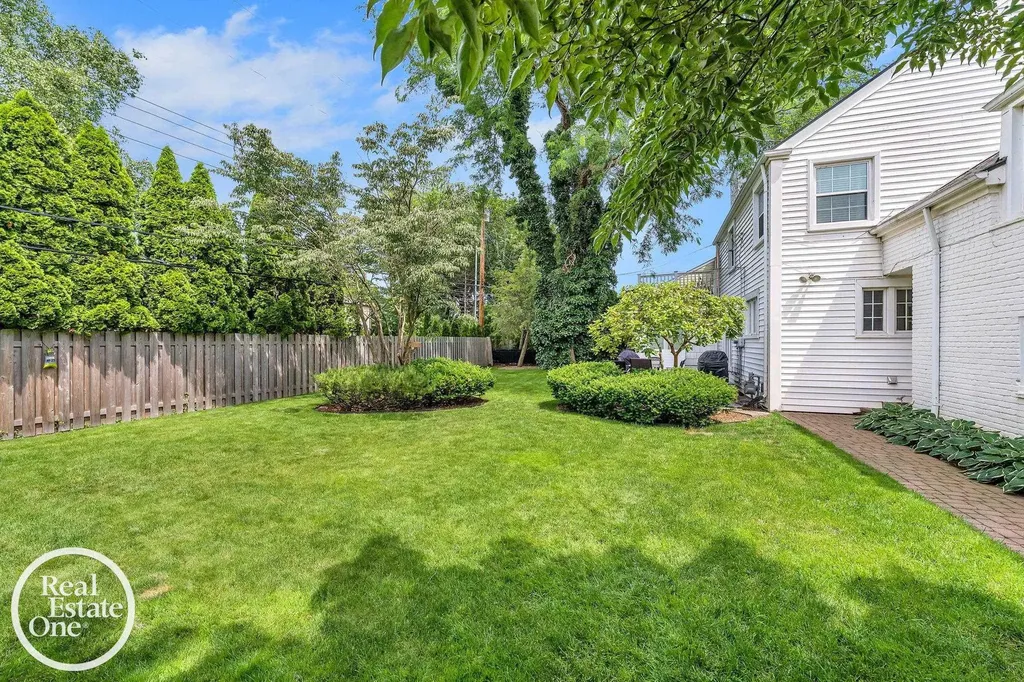 90 Colonial Road Village Of Grosse Pointe Shores City MI 48236