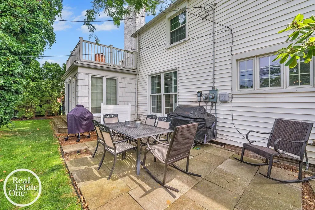 90 Colonial Road Village Of Grosse Pointe Shores City MI 48236
