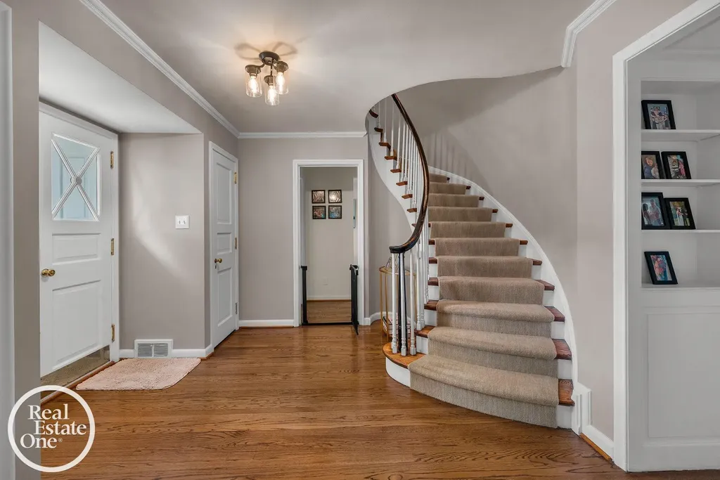 90 Colonial Road Village Of Grosse Pointe Shores City MI 48236