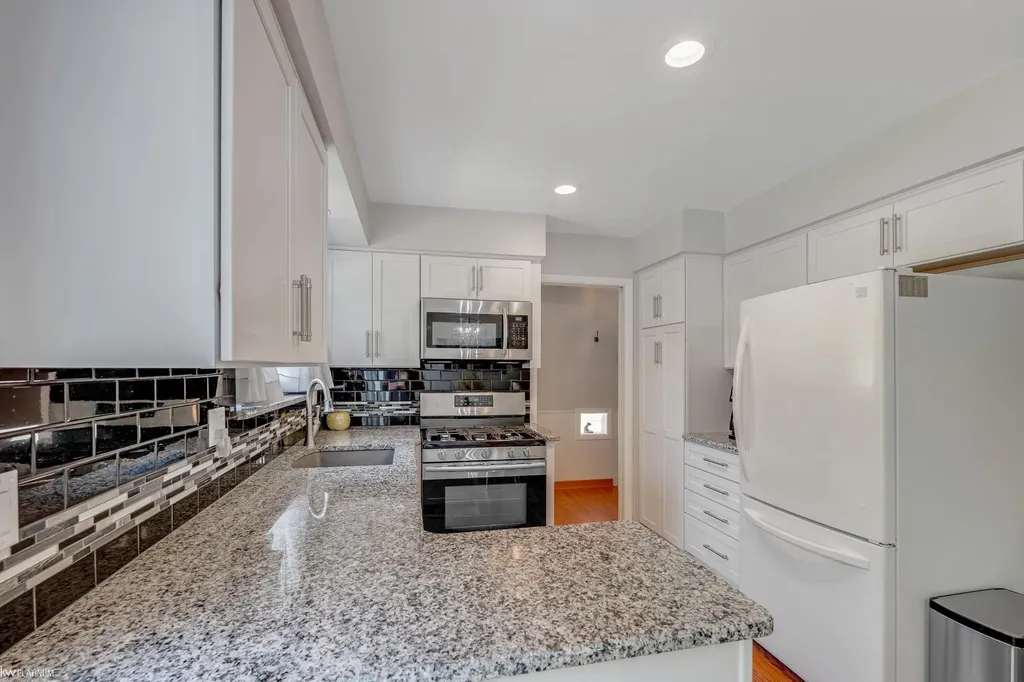 29345 Ridgefield Avenue Warren City MI 48088