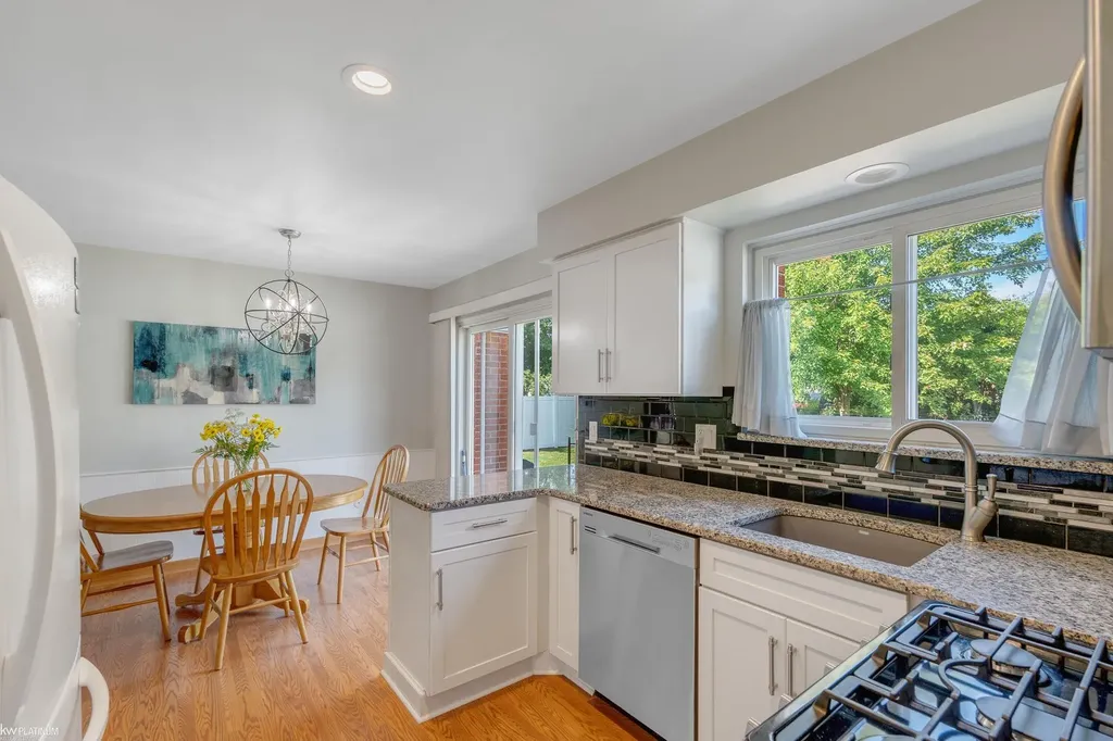 29345 Ridgefield Avenue Warren City MI 48088