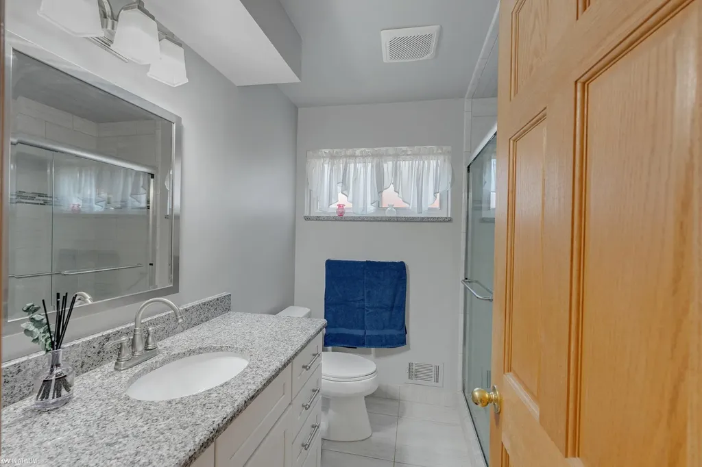 29345 Ridgefield Avenue Warren City MI 48088