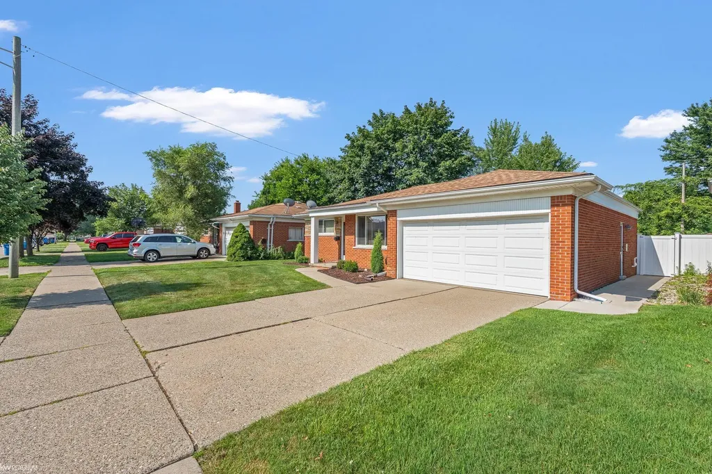 29345 Ridgefield Avenue Warren City MI 48088