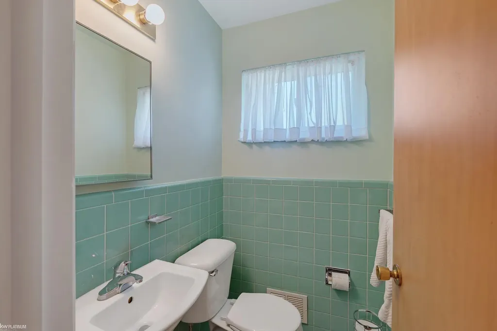 29345 Ridgefield Avenue Warren City MI 48088