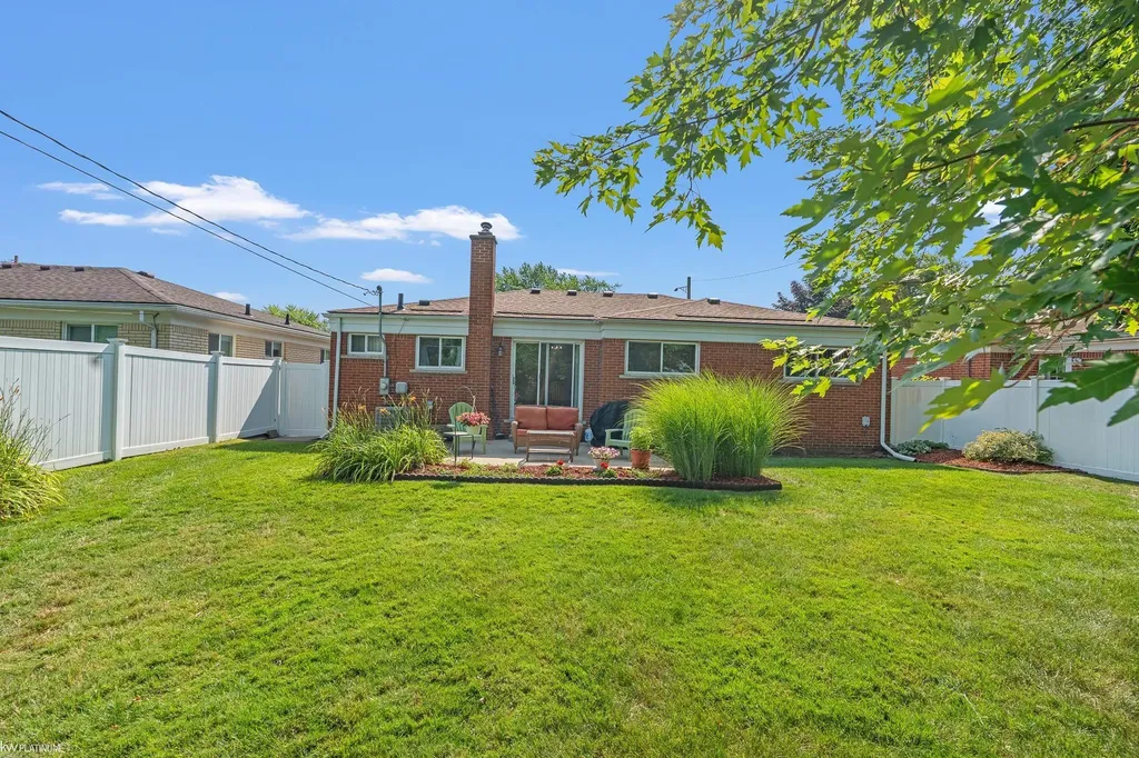 29345 Ridgefield Avenue Warren City MI 48088