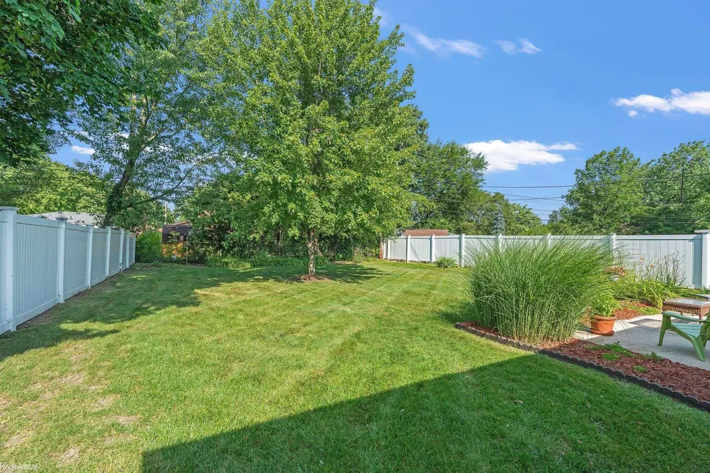 29345 Ridgefield Avenue Warren City MI 48088
