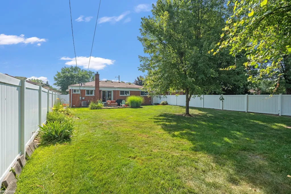 29345 Ridgefield Avenue Warren City MI 48088