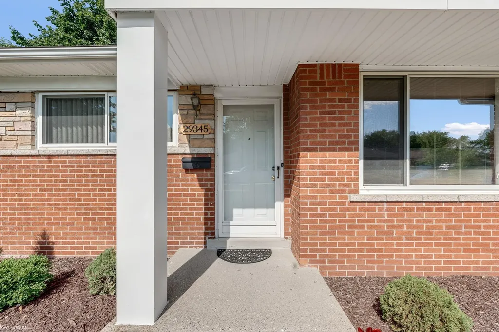 29345 Ridgefield Avenue Warren City MI 48088