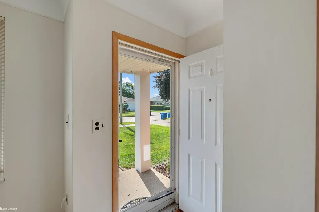 29345 Ridgefield Avenue Warren City MI 48088