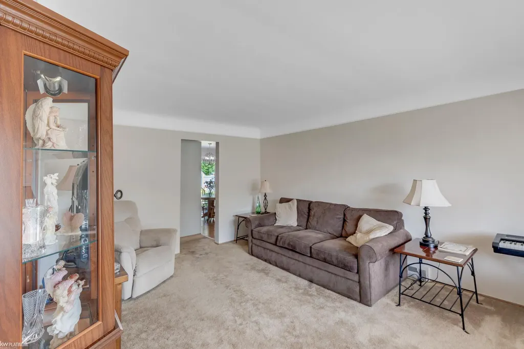 29345 Ridgefield Avenue Warren City MI 48088