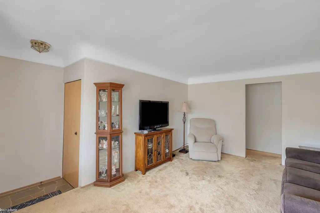 29345 Ridgefield Avenue Warren City MI 48088