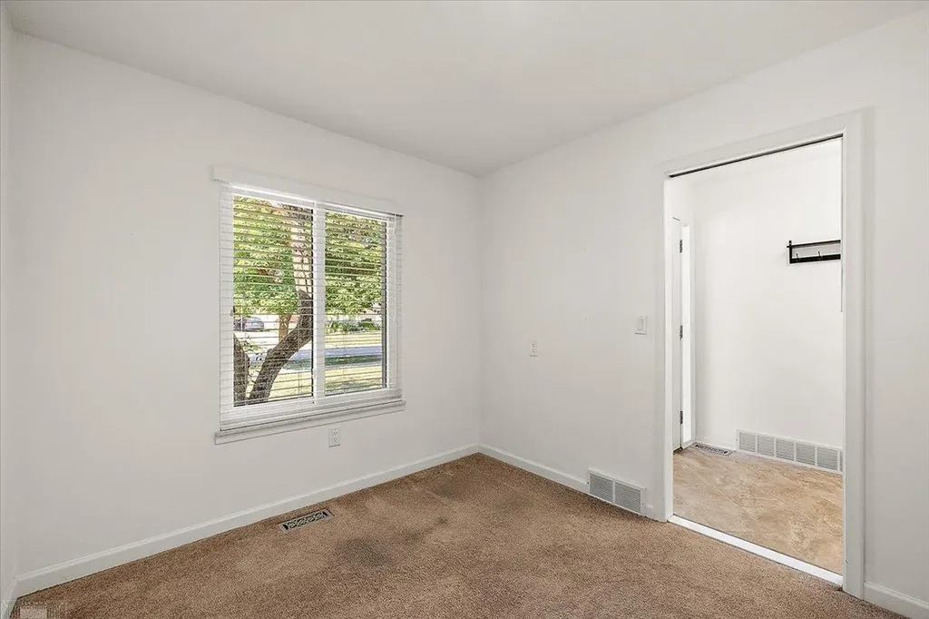 901 Hollywood Avenue Grosse Pointe Woods City MI 48236