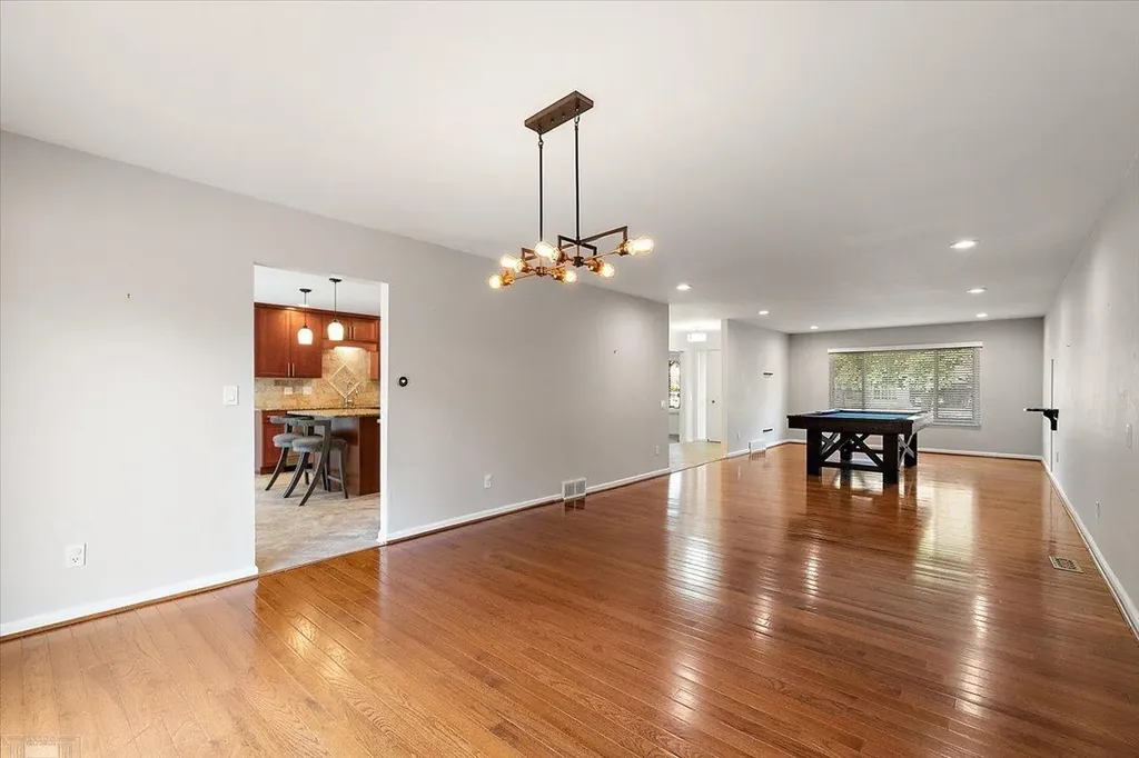 901 Hollywood Avenue Grosse Pointe Woods City MI 48236