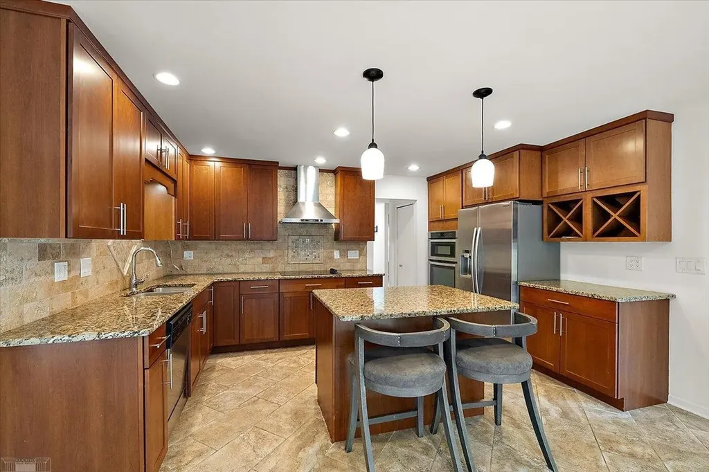 901 Hollywood Avenue Grosse Pointe Woods City MI 48236