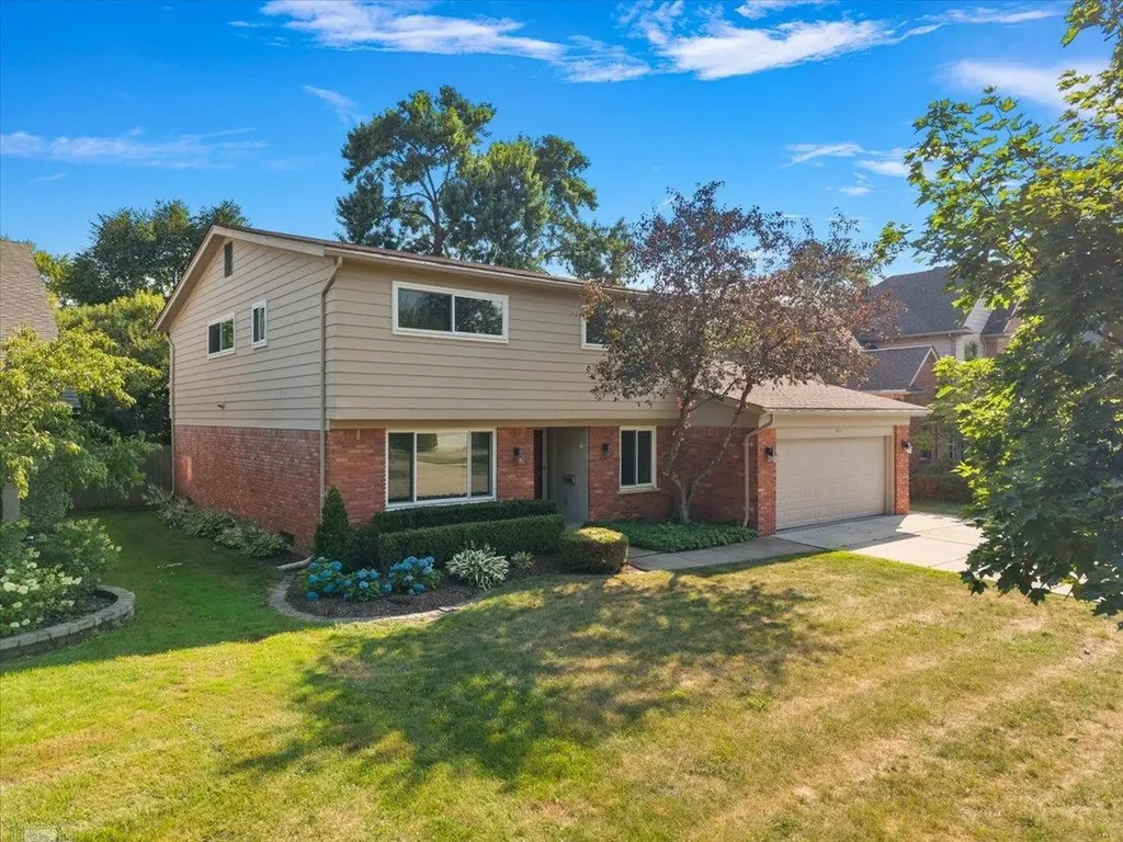 901 Hollywood Avenue Grosse Pointe Woods City MI 48236