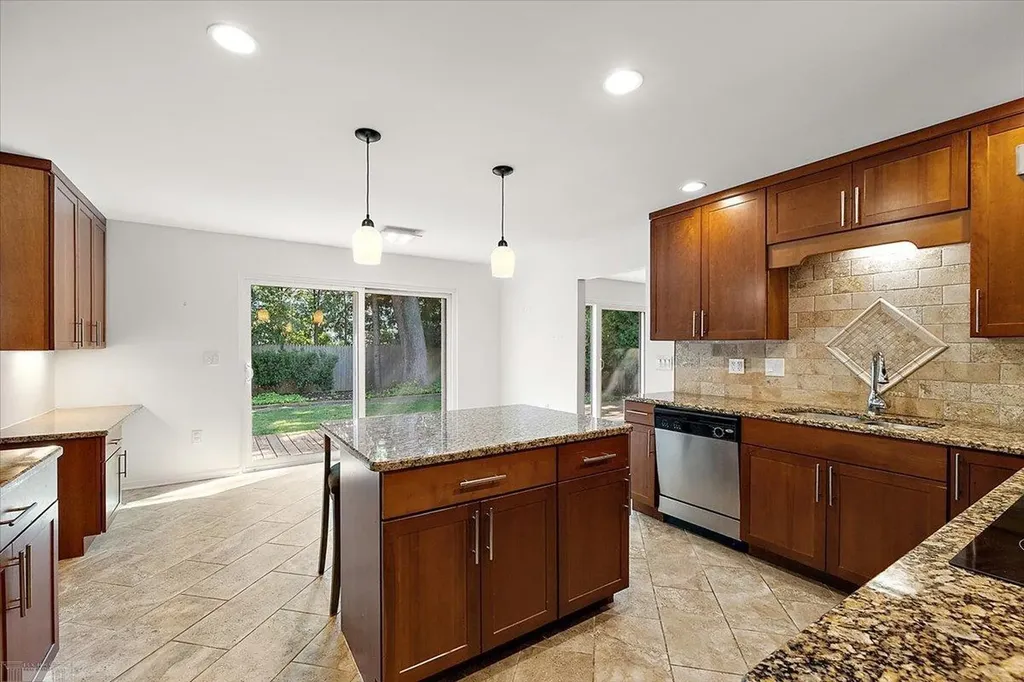 901 Hollywood Avenue Grosse Pointe Woods City MI 48236