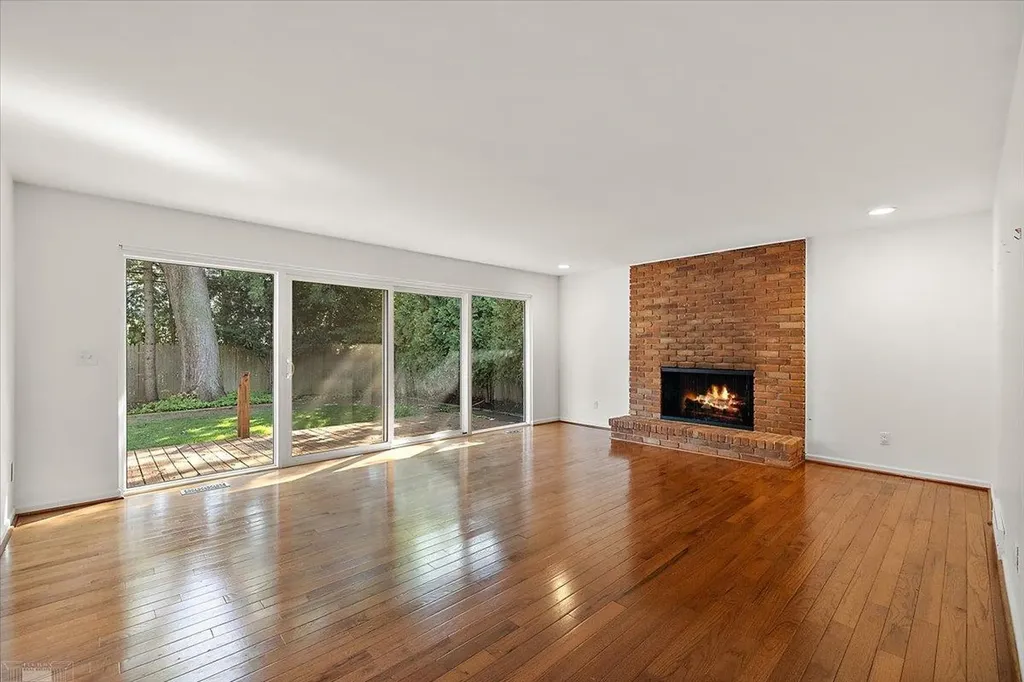 901 Hollywood Avenue Grosse Pointe Woods City MI 48236