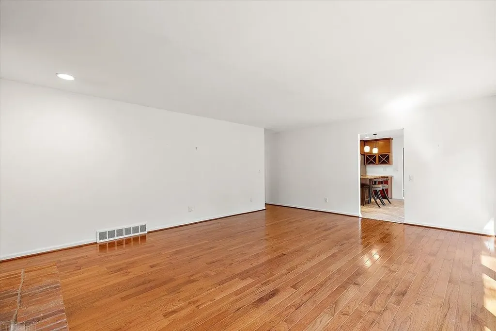 901 Hollywood Avenue Grosse Pointe Woods City MI 48236