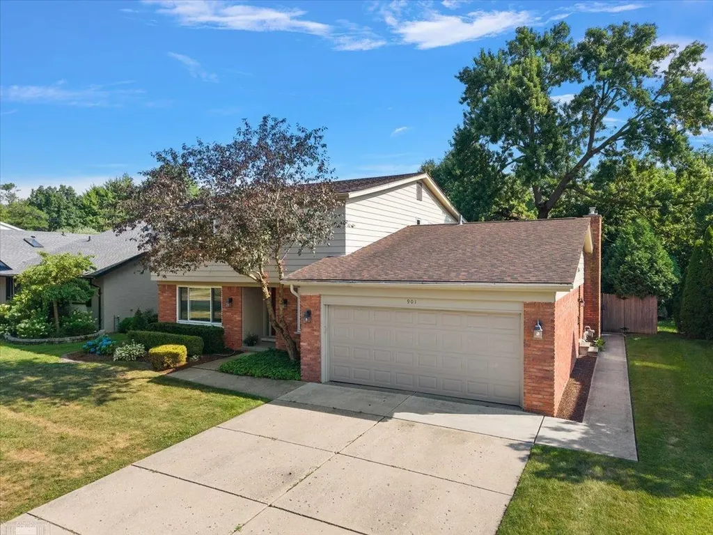 901 Hollywood Avenue Grosse Pointe Woods City MI 48236