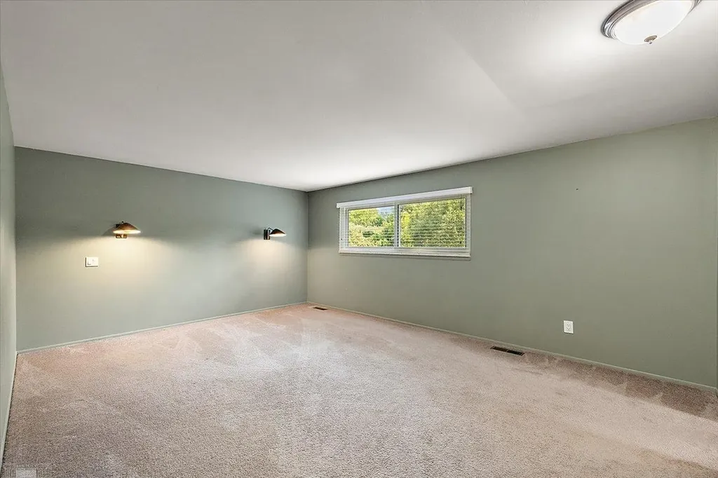 901 Hollywood Avenue Grosse Pointe Woods City MI 48236