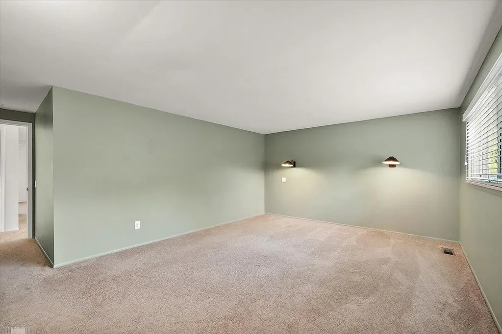 901 Hollywood Avenue Grosse Pointe Woods City MI 48236