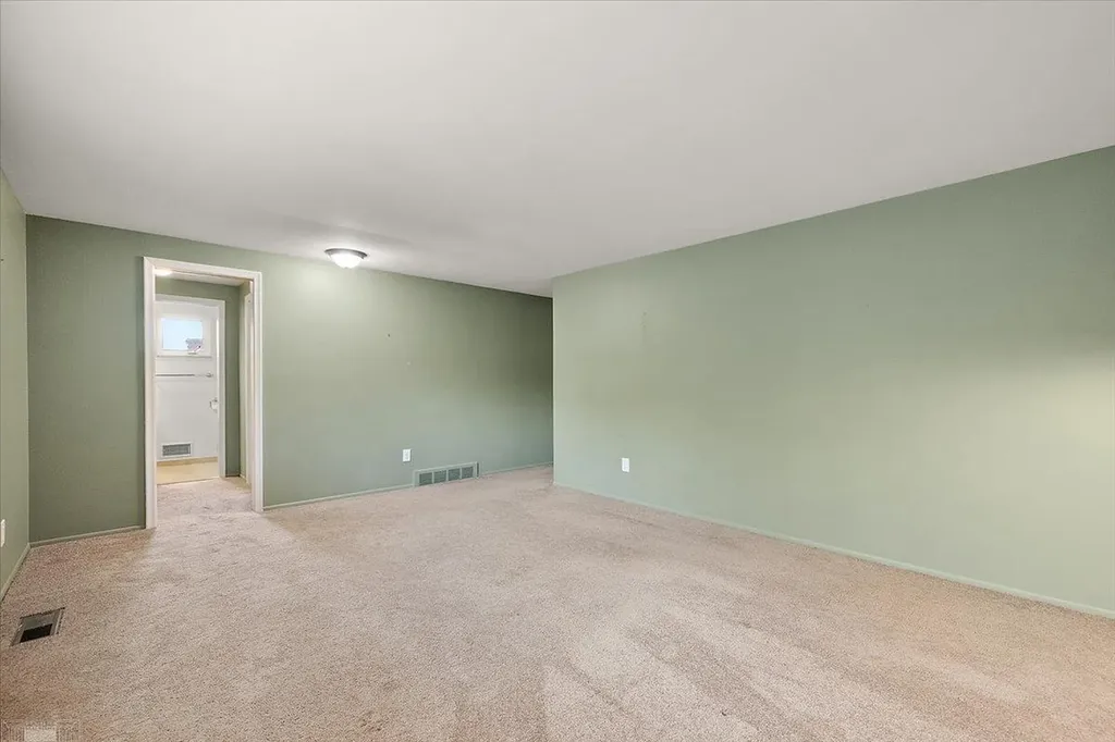 901 Hollywood Avenue Grosse Pointe Woods City MI 48236