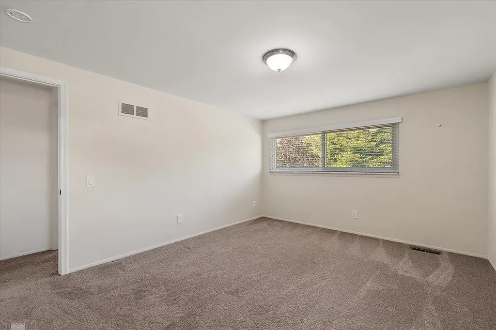 901 Hollywood Avenue Grosse Pointe Woods City MI 48236