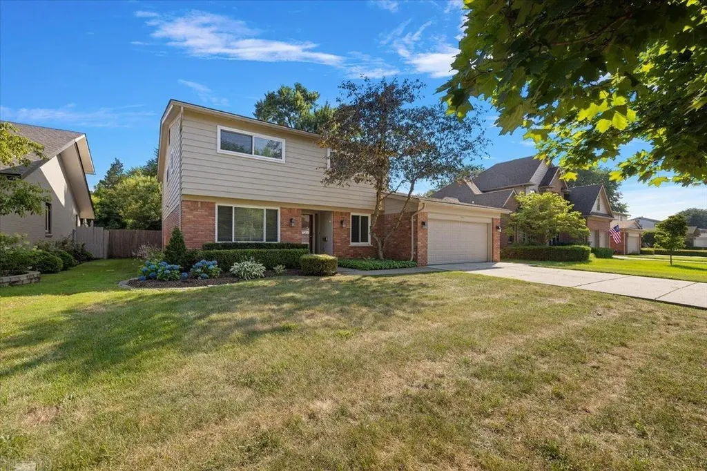 901 Hollywood Avenue Grosse Pointe Woods City MI 48236