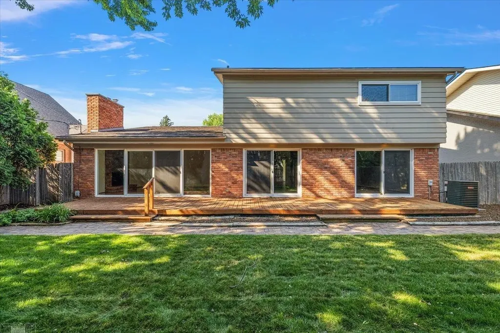 901 Hollywood Avenue Grosse Pointe Woods City MI 48236