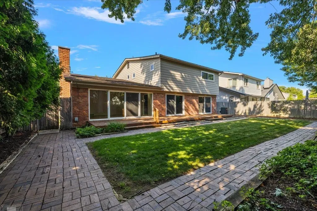 901 Hollywood Avenue Grosse Pointe Woods City MI 48236