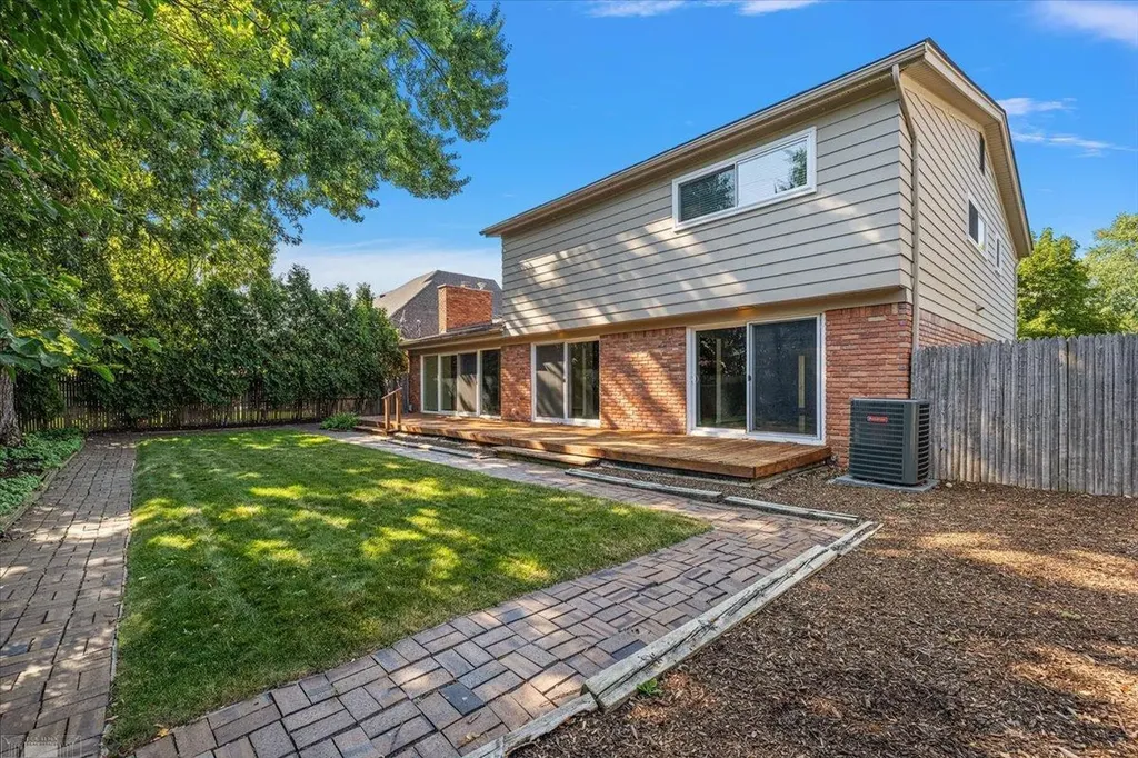901 Hollywood Avenue Grosse Pointe Woods City MI 48236