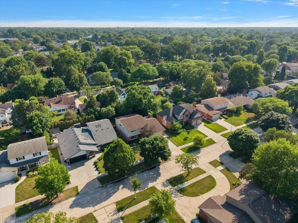 901 Hollywood Avenue Grosse Pointe Woods City MI 48236