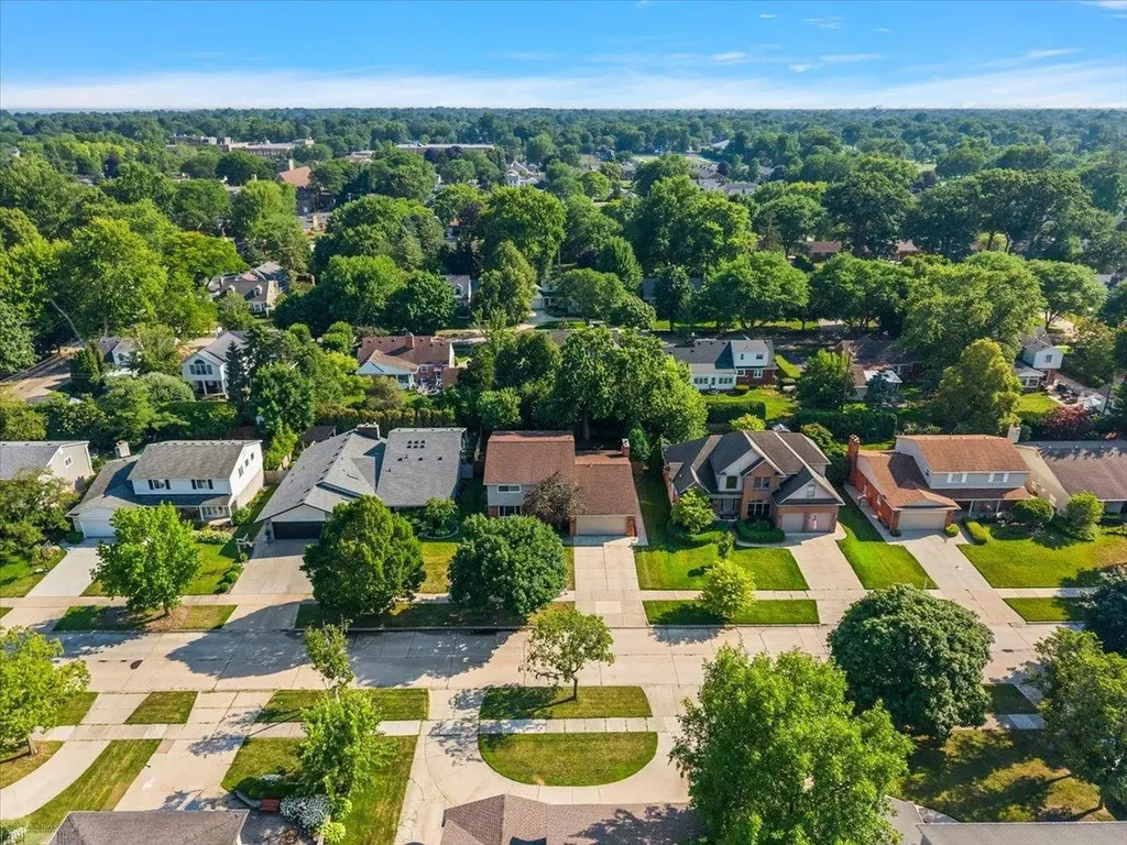 901 Hollywood Avenue Grosse Pointe Woods City MI 48236