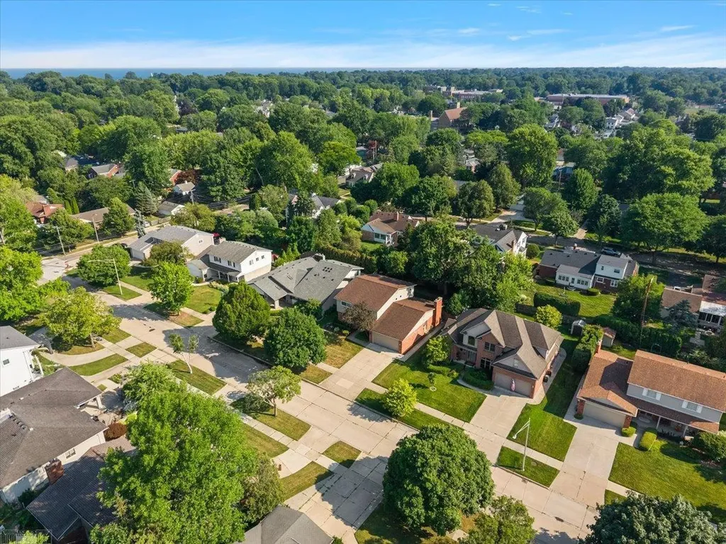 901 Hollywood Avenue Grosse Pointe Woods City MI 48236