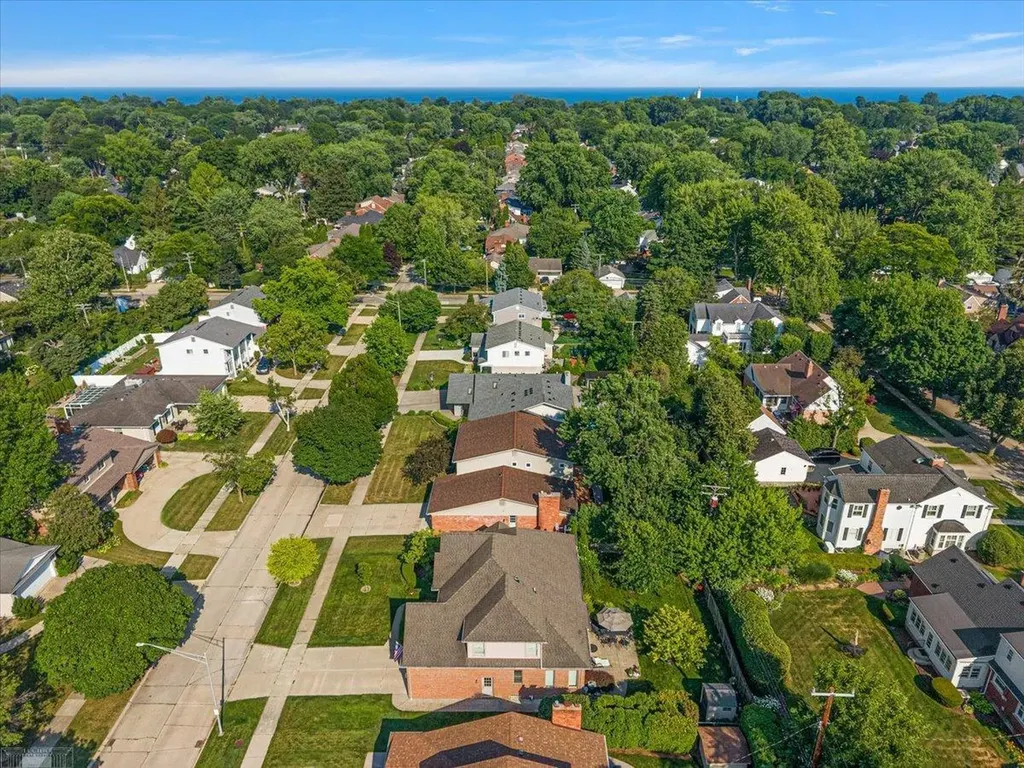 901 Hollywood Avenue Grosse Pointe Woods City MI 48236