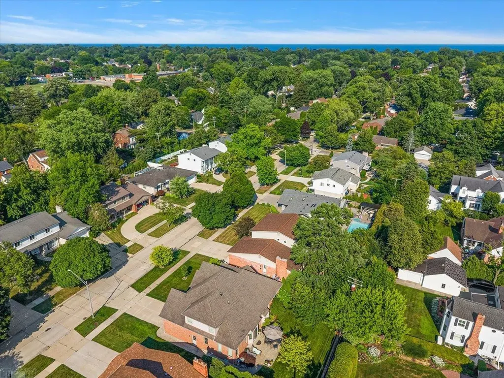 901 Hollywood Avenue Grosse Pointe Woods City MI 48236