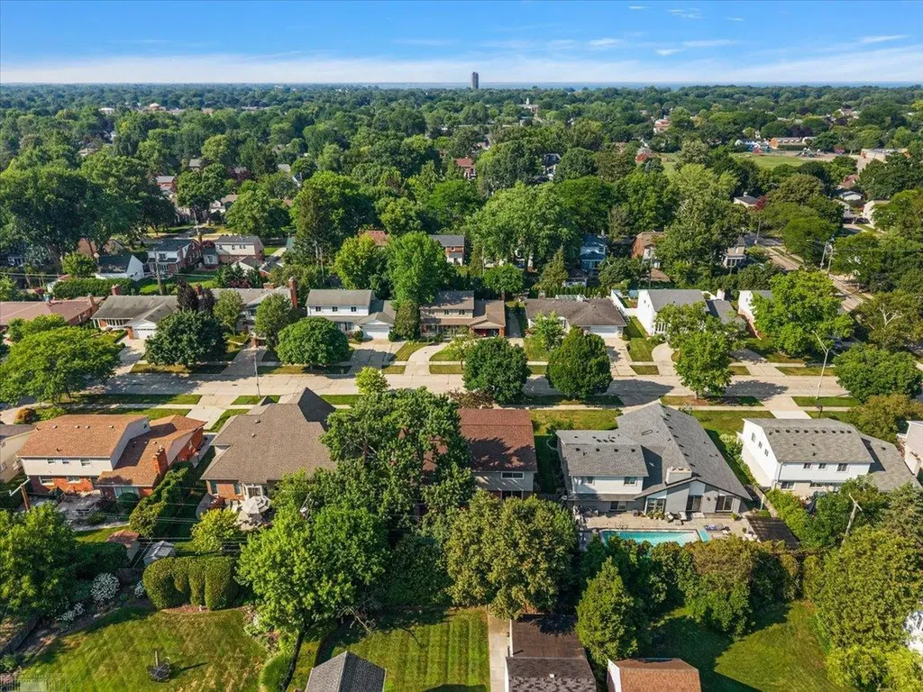 901 Hollywood Avenue Grosse Pointe Woods City MI 48236