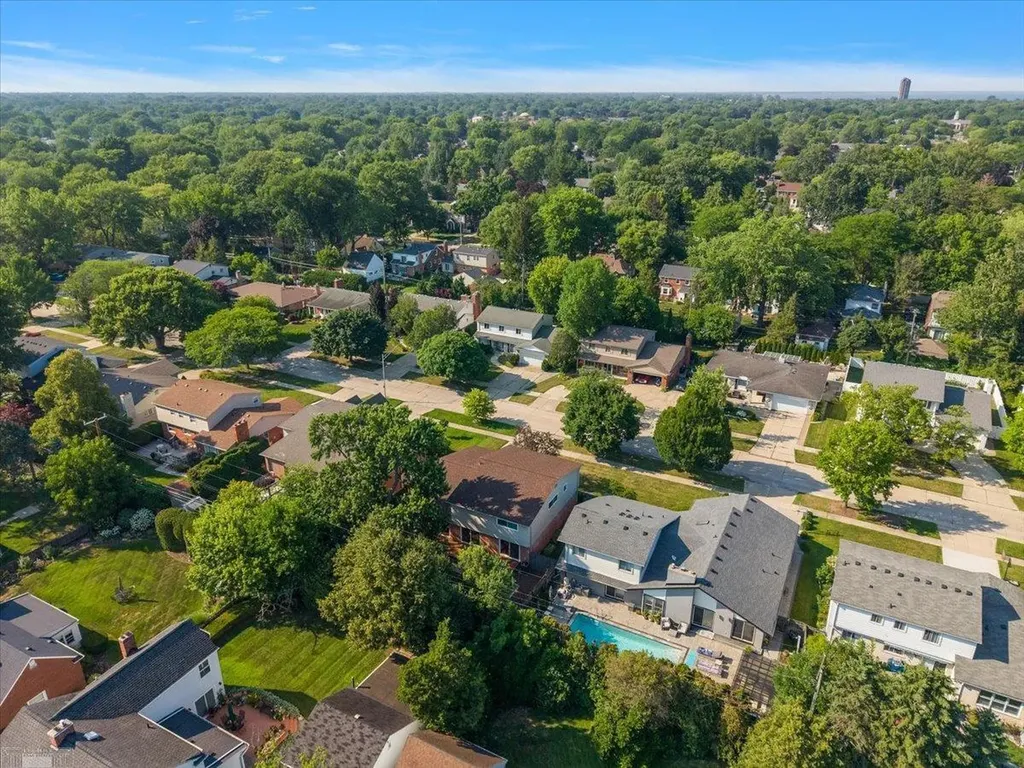 901 Hollywood Avenue Grosse Pointe Woods City MI 48236