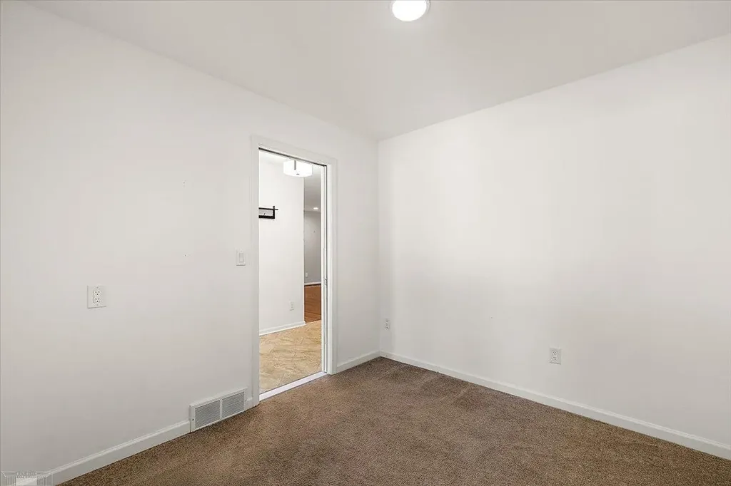 901 Hollywood Avenue Grosse Pointe Woods City MI 48236