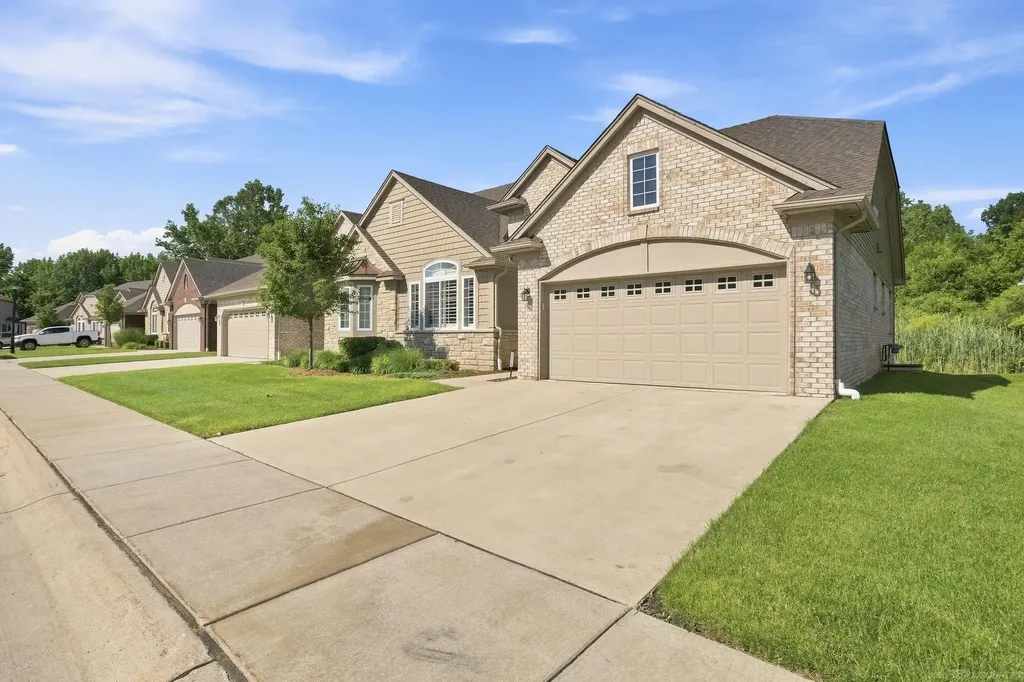 5272 Hawkseye Trace Warren City MI 48092