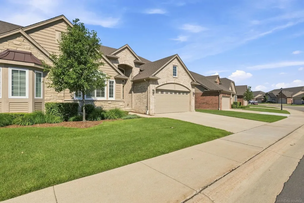 5272 Hawkseye Trace Warren City MI 48092