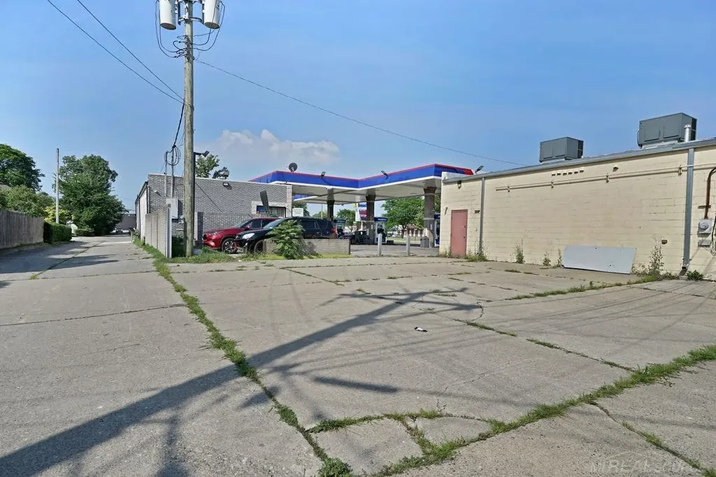 21020 Kelly Road Eastpointe City MI 48021