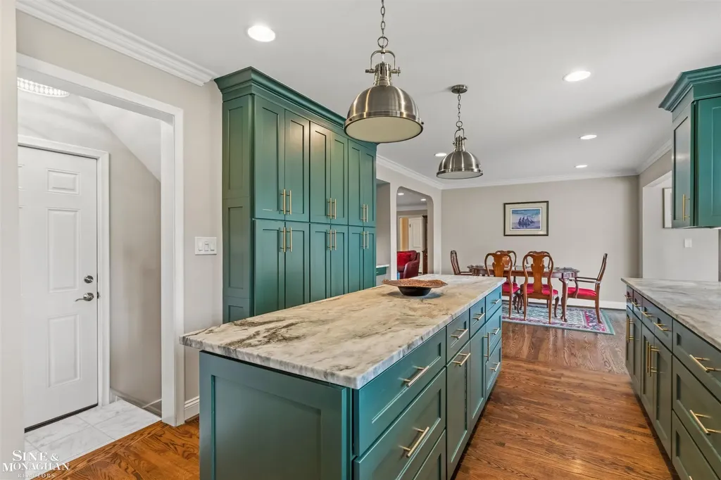 816 Hidden Lane Grosse Pointe Woods City MI 48236