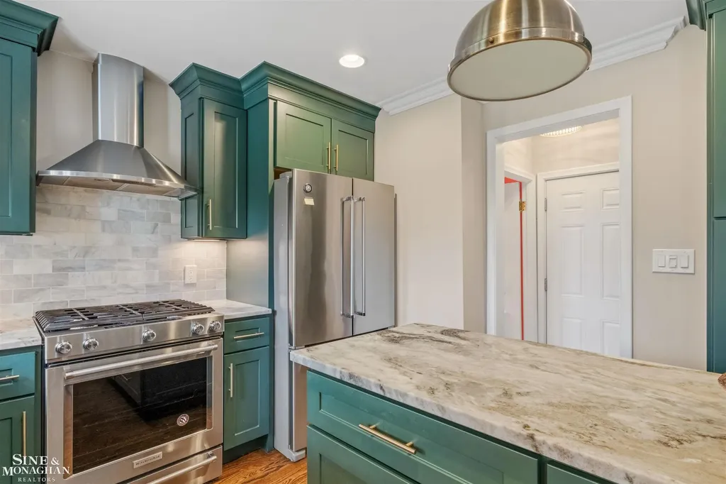 816 Hidden Lane Grosse Pointe Woods City MI 48236