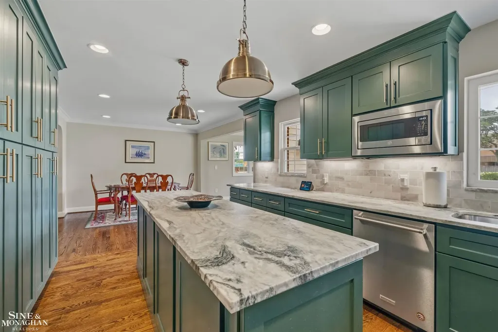816 Hidden Lane Grosse Pointe Woods City MI 48236